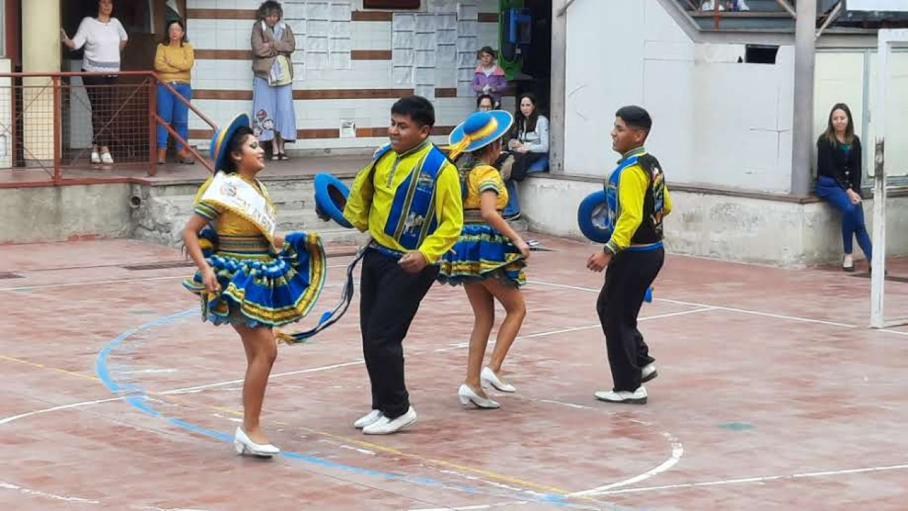 imagen Danzas de Bolivia maravillaron a estudiantes