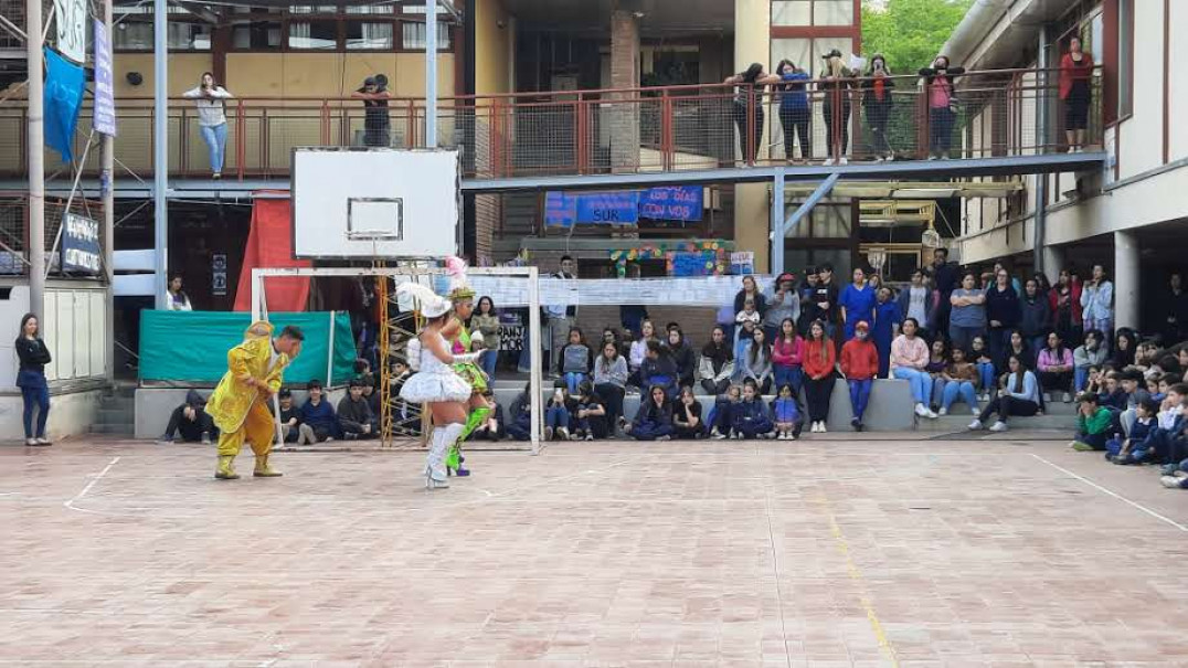 imagen Danzas de Bolivia maravillaron a estudiantes