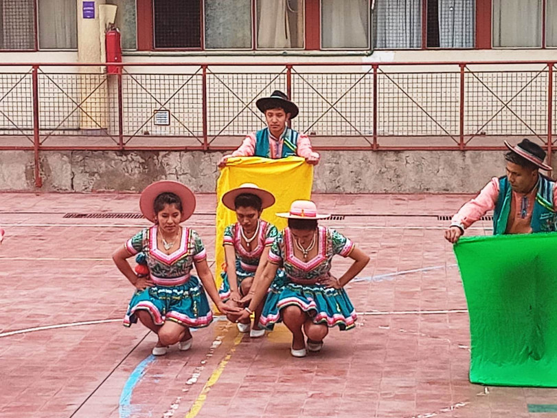 imagen Danzas de Bolivia maravillaron a estudiantes