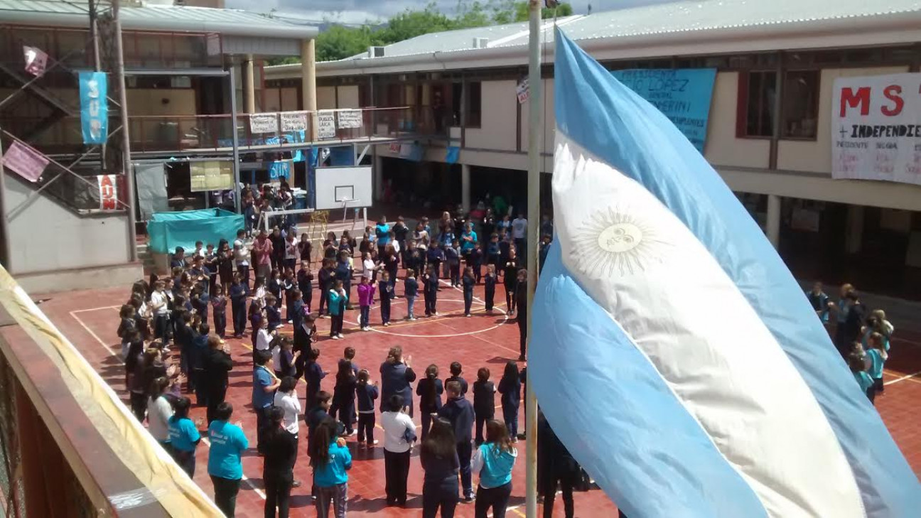 imagen Docentes y estudiantes se unieron en un abrazo simbólico contra la Violencia de Género