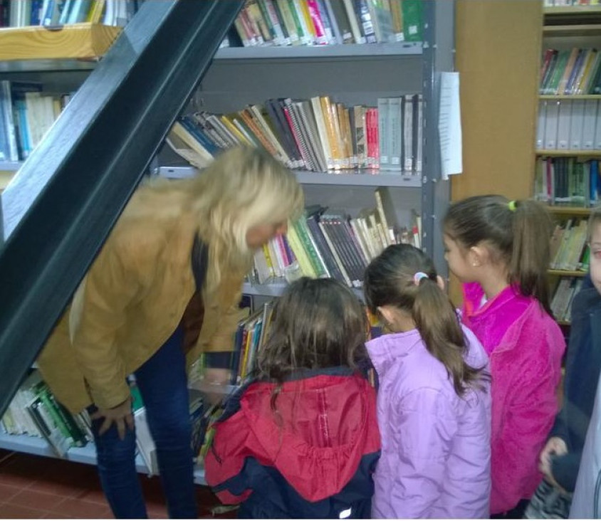 imagen Alumnos de primer grado visitaron la Biblioteca de la Facultad