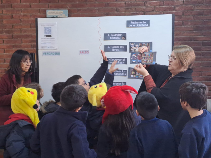 imagen Estudiantes de la Escuela Carmen Vera Arenas visitaron la Biblioteca de la Facultad
