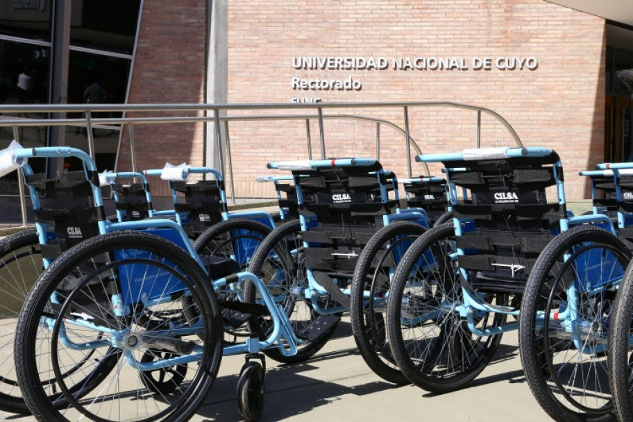 imagen La Escuela Carmen Vera Arenas cuenta con silla de ruedas de traslado