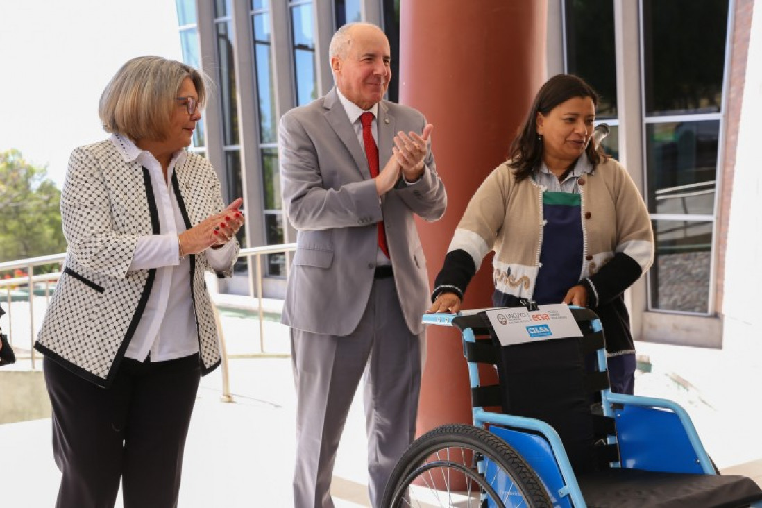 imagen La Escuela Carmen Vera Arenas cuenta con silla de ruedas de traslado