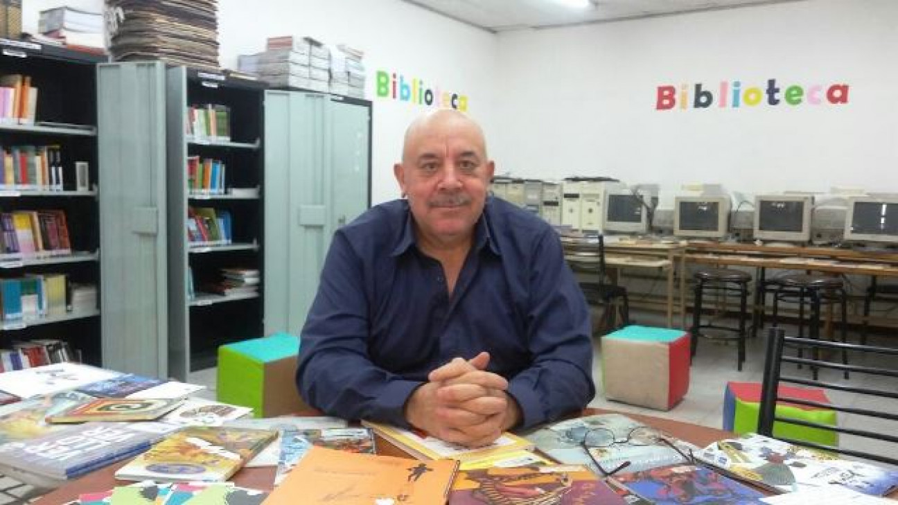 imagen "En una biblioteca escolar se fusionan maestros y alumnos", por Luis Lémole