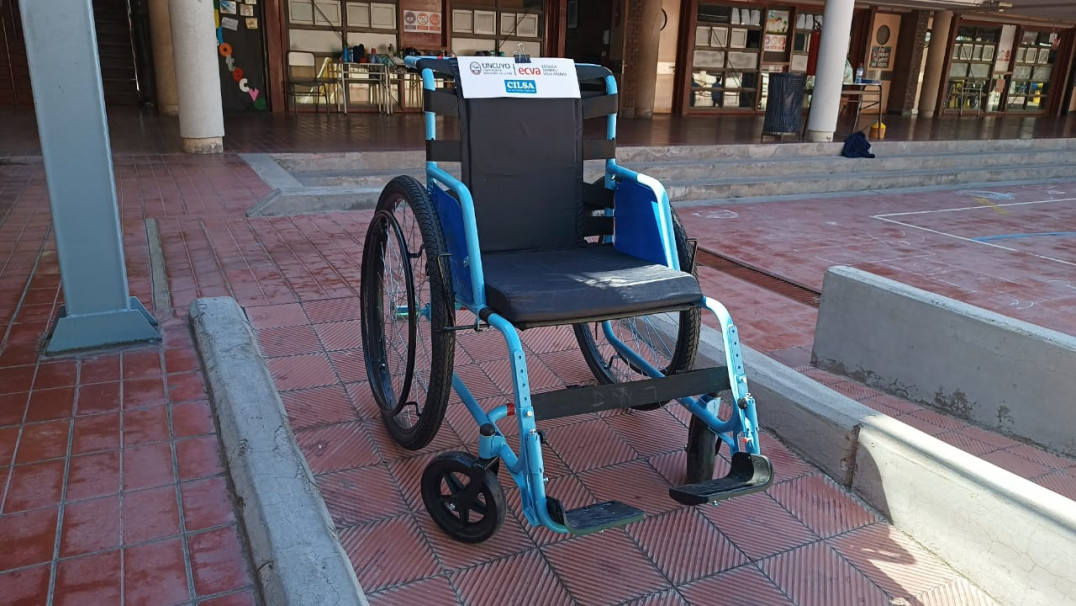 imagen La Escuela Carmen Vera Arenas cuenta con silla de ruedas de traslado